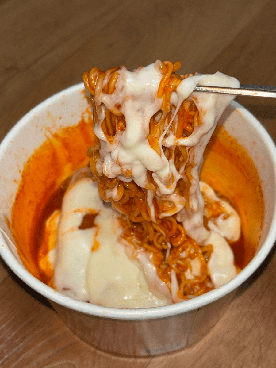 와 나 떡볶이 싫어하는데 이건 진심 ㅈㄴ 맛있다 그냥 ㄷㄷ

GS 편의점 신제품 치즈 폭탄 라볶퀸 개맛있음 ........... 진짜로 ........