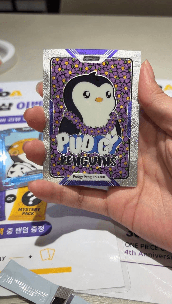 그리고 MBM님이 운영하시는 모아카드샵에서 드디어 펭구 TCG 오프라인 판매를 시작했다고 해요.

이미 알고 계시겠지만 한국에서 2026 KAKAWOW PHANTOM Pudgy Penguins 카드팩 구매는 Dyli 등 플랫폼을 통해서 온라인 구매만 가능했는데요.

오프라인 판매처가 생겼으니 관심 있으신 분들은 직접 방문해보시는 것도 좋을 것 같네요. 

(물론 펭구말고도 포켓몬, 원피스 카드도 다 다루는 매장입니다.)

첨부된 사진은 오늘 코우딩님이 뽑으신 펭구카드래요!

위치