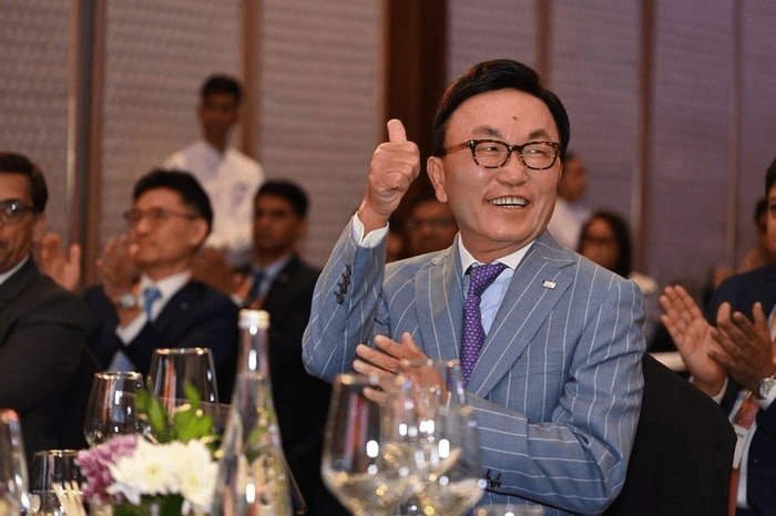 미래에셋 회장님 발언이 조금 과격한 느낌도 있긴하지만...

다른 부분은 어느정도 이슈몰이에 가깝지않나 싶고 핵심은 결국 아래 두 발언 아닌가 싶긴하네요.

 "미래에셋에 고객자산 1500조원이 보관됐다는 점을 알아야 한다. 이게 디지털화될 것이다. 미래에셋이 과감하게 증자하고 글로벌하게 다양한 투자를 한다면 2027년 흑자 달성을 할 수 있을 것이다”
"삼성전자나 SK하이닉스 지분을 조각내어 STO를 할 수 있는 어마어마한 시장이 열릴 것"이라며 디지털엑스가 기존 가상자산 거래를 넘어 RWA와 STO를 아우르는 '온체인 파이낸스' 플랫폼으로 진화해야 한다"

이 시점에 코빗을 도대체 왜 인수했지 싶기도 했지만 이번 발언을 보면 RWA + STO 시장의 가능성을 그 만큼 크게 본 것 같아요.

단기간에 알트 상장시켜서 수수료로 돈 벌 생각이 아니라 향후 한국시장의 규제완화 도입을 기대하고 토큰화증권 발행, 거래 플랫폼을 미리 확보했다고 봐야하지 않나 싶어요.

규제가 완화된다 하더라도 일반 사업자가 한국시장에서 주식 토큰화 시장에 뛰어드는건 굉장히 어려울 것으로 보이는데

이런 부분에서 미래에셋은 금융사로서 이미 대부분의 역량을 갖추고 있다는 점이 상당한 강점이니까요.

가상자산거래소를 인수했다라기 보단 토큰화 증권 플랫폼 + 라이선스를 구매한 느낌이네요.