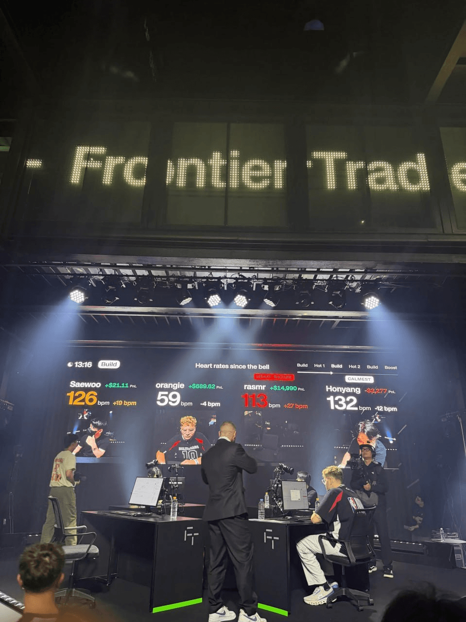 🟢 Jito와 JTX가 후원한 Frontier Traders 대회 #kol

지난 KBW에서 가장 글로벌하게 이슈가 됐던 행사는 9월 30일 진행된 Frontier Traders: Seoul Showdown인데요.

이미 트위터 등지에서 많이들 보셨겠지만 자두두 누나의 리액션이 굉장히 크게 바이럴되면서 글로벌하게 화제성이 높았습니다.

참고로 Frontier Traders: Seoul Showdown 같은 경우 Jito와 JTX가 스폰서로 참여한 행사인데요. 관련해서 간단히 소개드리면...

✅ JTX?

-Jito의 인프라, 기술 경험을 바탕으로 한 솔라나 트레이딩 플랫폼

-현물 거래와 지정가, SL, TP, TWAP, Smartfil 주문 지원

-향후 무기한 선물과 예측시장 등으로 지원 범위 확대 계획

- JTX 파운더 Brian이 4분기 모바일 앱 출시 계획을 언급

✅ 서울 대회 결과

-8명의 트레이더가 3라운드에 걸쳐 경쟁

-결승에서 Saewoo가 자두두를 꺾고 런던 파이널 진출권 확보

-런던 파이널은 11월 14일 개최 예정

-최종 우승자는 Porsche 911 GT3 RS 또는 $250,000 중 선택 가능

-실시간 순위 변화와 자두두님의 퍼포먼스는 하이라이트 영상에서 확인 가능

서울 대회 하이라이트

참고로 현재 진행 중인 토큰2048에서도 Frontier Traders 대회가 진행된다고 하니 현장에 계신 분들은 구경해봐도 괜찮을 듯?

 홈페이지 | 트위터 | 한국 커뮤니티