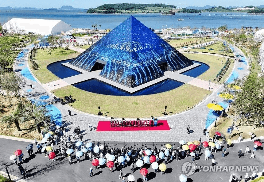 🇰🇷 넥스트 잼버리, 여수 섬 박람회 근황 Source

「 섬박람회 첫 주말 관람객은 토요일인 5일 2만5천417명, 6일 1만251명 등 3만5천668명으로 집계됐다. 」

「 교통 시뮬레이션과 경찰·전문가 자문을 바탕으로 주행사장 진입로 1.8㎞ 구간 일방통행, 주요 교차로 신호체계 조정, 행사장 주변 임시주차장 조성, 실시간 교통정보 제공, 불법 주·정차 관리 등 다각적인 교통대책을 추진했다고 여수시는 전했다. 」

✍ 300만 명 목표에 개최 첫 주 주말에 35,000명 옴

극심한 체증을 예상해 다각적인 교통대책을 추진 ㄷㄷ

준비한답시고 공무원 분들 내륙지방 포함 세계여행 다니셨던데 경험이 부족하셨나봅니다

😊 여수시 공무원 여행 기록
· 박람회 벤치마킹으로 해외여행 107건
· 총 해외출장 257건 중 42%
· 일본, 중국, 미국, 독일 등 총 29개국 여행
· 모차르트 생가, 만년설 등 인증샷 제출
· 동남아에선 낚시체험, 코끼리 트래킹

#여수섬박람회