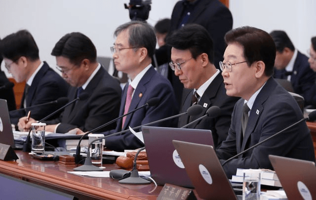 moon252423/23484/6264853647338442553